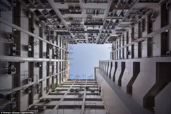 Những tòa nhà chọc trời san sát tại Hong Kong