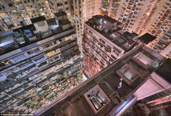 Những tòa nhà chọc trời san sát tại Hong Kong