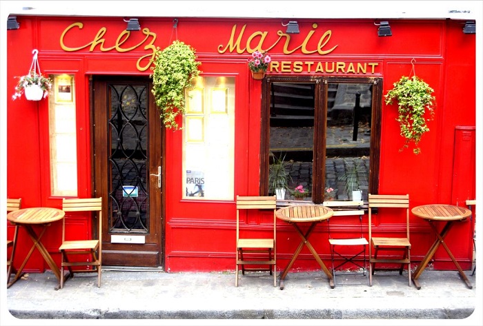 Tại Paris, du khách hầu hết không thể chối từ việc ghé vào những quán café ven đường nơi đây
