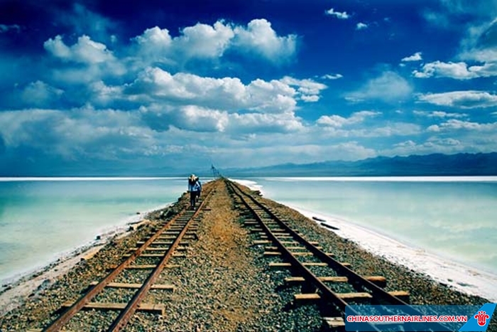 Tuyến đường sắt chạy đến trung tâm hồ muối