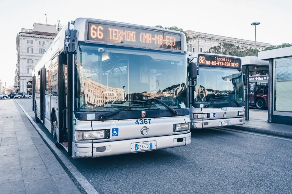 Cách di chuyển bằng xe buýt ở Rome